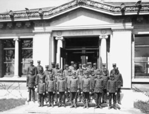 Bronx Zoo Reptile House and keepers 1901