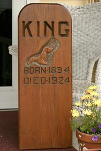 King grave marker
Hatching Cat