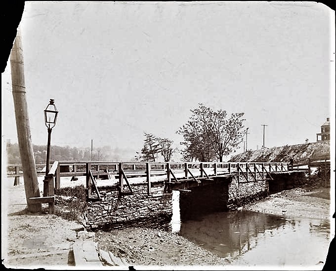 The old King's Bridge in 1900, about 14 years before the Harlem River and Spuyten Duyvil Creek were filled in to accommodate development. 