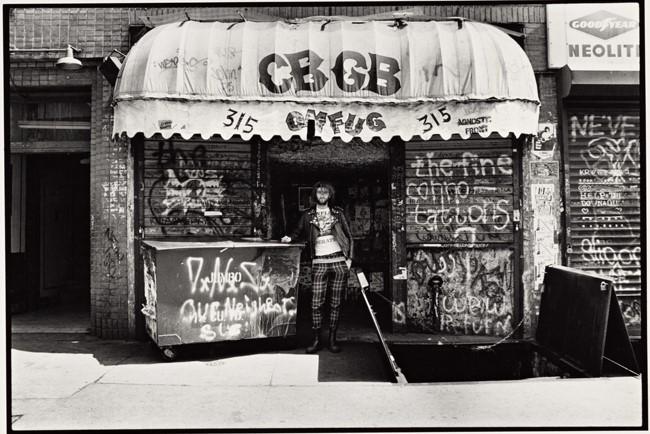 Here's CBGB in 1986. Today the ground floor is occupied by John Varvatos, a men's clothing store. Although the store does not have any singing birds, it reportedly has a staff that is made up of either musicians or "music-obsessed."