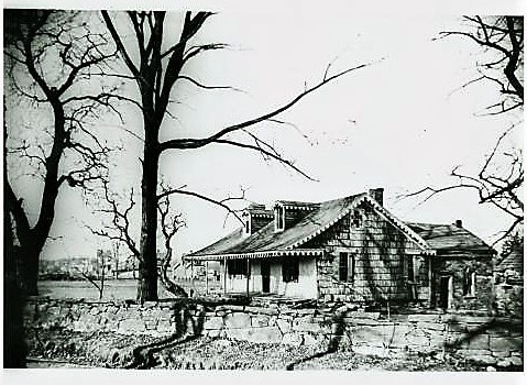 The old Hunt Inn, better known as the Fox Farm House or Fox Corners Inn, stood on the west side of West Farms Road between Hoe Street and Southern Boulevard near 167th Street.