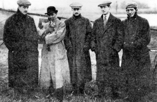 John Moisant with other pilots and his cat. 