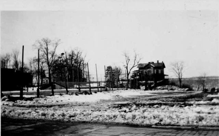 The original kennels were on the property of the old 42nd Police Precinct on Depot Road (W. 177th Street) and Riverside Drive. (Photo, 1923) 