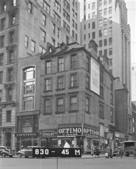 264 Fifth Avenue, pictured here in 1940. New York City Department of Records. 