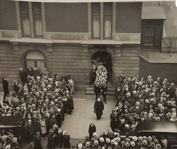 A crowd of onlookers gathered outside the Wendel home on Fifth Avenue and 39th Street during the funeral services for Ella Wendel in 1931.